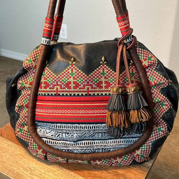 Isabella Fiore genuine leather handbag in deep navy with embellishment - Picture 2 of 12